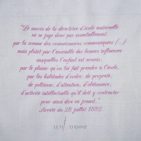 Mouchoir en tissu brodé avec un grand texte