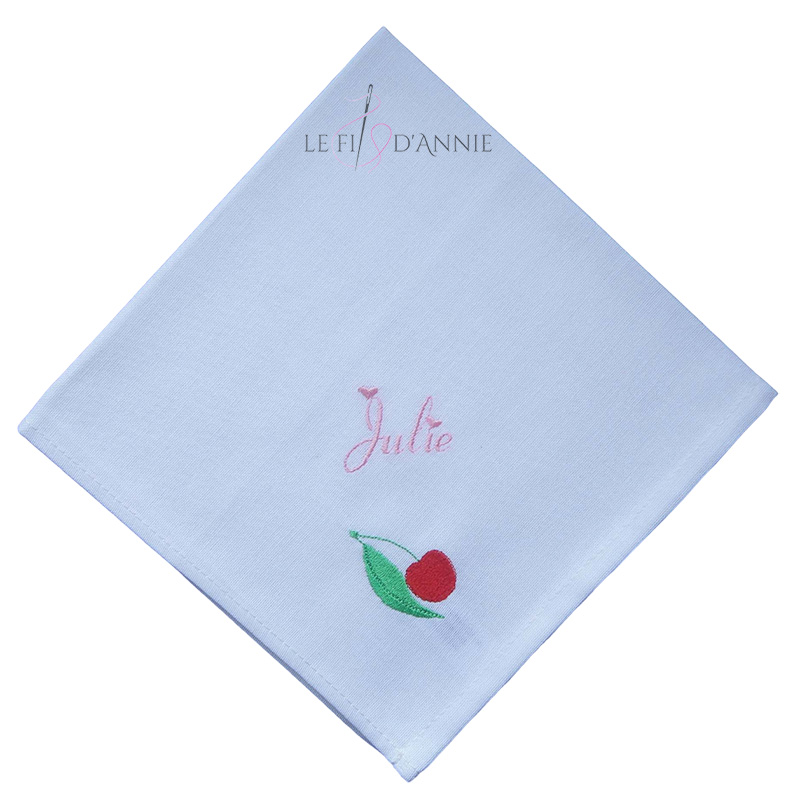 Serviette de table en tissu brodée avec un prénom et une cerise