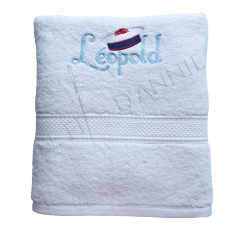 Béret de marin et prénom brodés sur une serviette de toilette