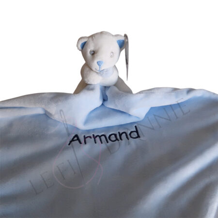 Cadeau de naissance avec le prénom du bébé brodé