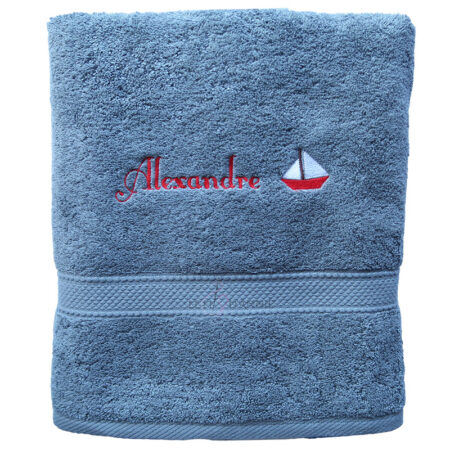 Cadeau de naissance, drap de bain avec un prénom et un bateau