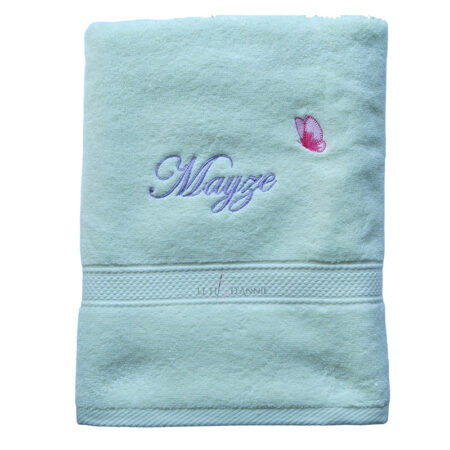Idée de cadeau de naissance personnalisé avec du linge de toilette brodé avec un prénom et un papillon