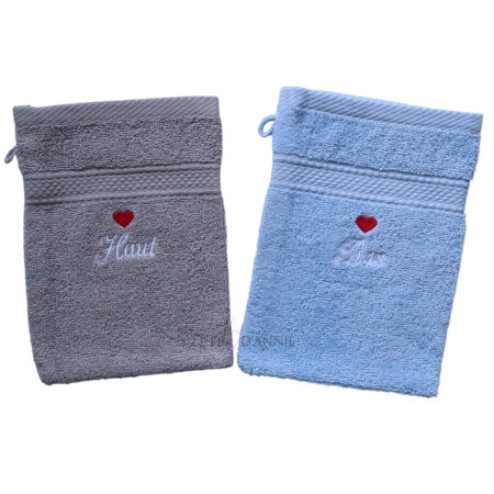 Gant de toilette avec un prénom et un coeur