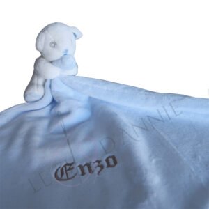 Cadeau pour un bébé avec le prénom brodé