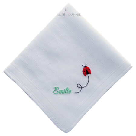 Mouchoir brodé avec un prénom une coccinelle