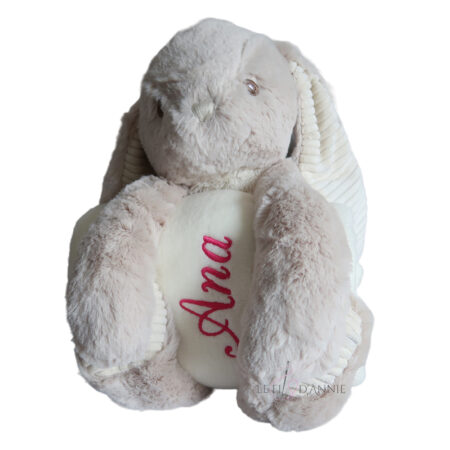 Lapin avec une couverture et le prénom brodé