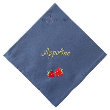 Serviette de table brodée avec un prénom et des fraises