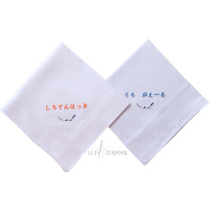 Broderie de caractères japonais sur des mouchoirs en tissu