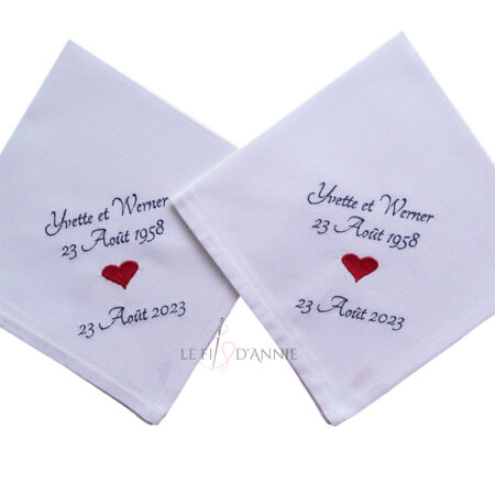 Idée de cadeau pour 65 ans de mariage, des serviettes de table personnalisée avec les prénoms et un coeur