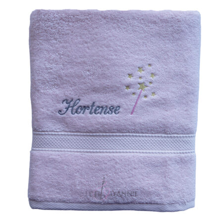 Serviette de toilette avec un prénom et une baguette magique