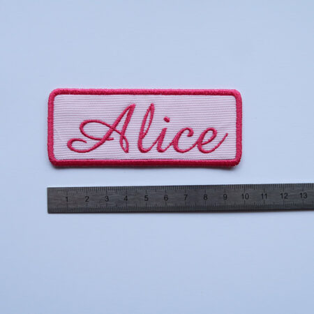 Ecusson rose sur mesure avec prénom brodé