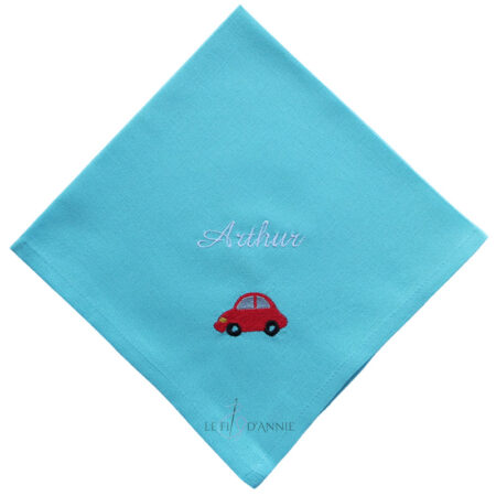 Idée de cadeau avec une voiture d'enfant, serviette en tissu avec le prénom