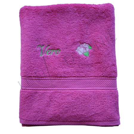 Serviette avec un prénom brodé et un hibiscus