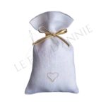 Pochon dragées pour un mariage brodé avec les initiales des mariés et la date de la cérémonie