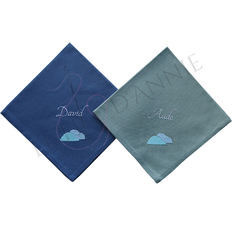 Serviettes de table avec les prénoms des mariés et des nuages