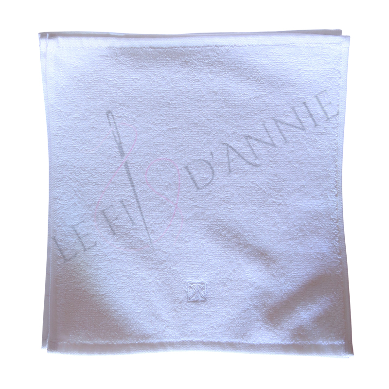 Serviettes carrées pour le visage brodées avec un logo