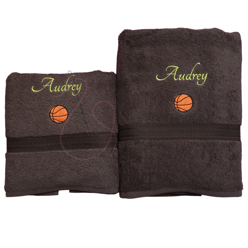 Serviette de bain brodée prénom et un ballon de basket – Image 2