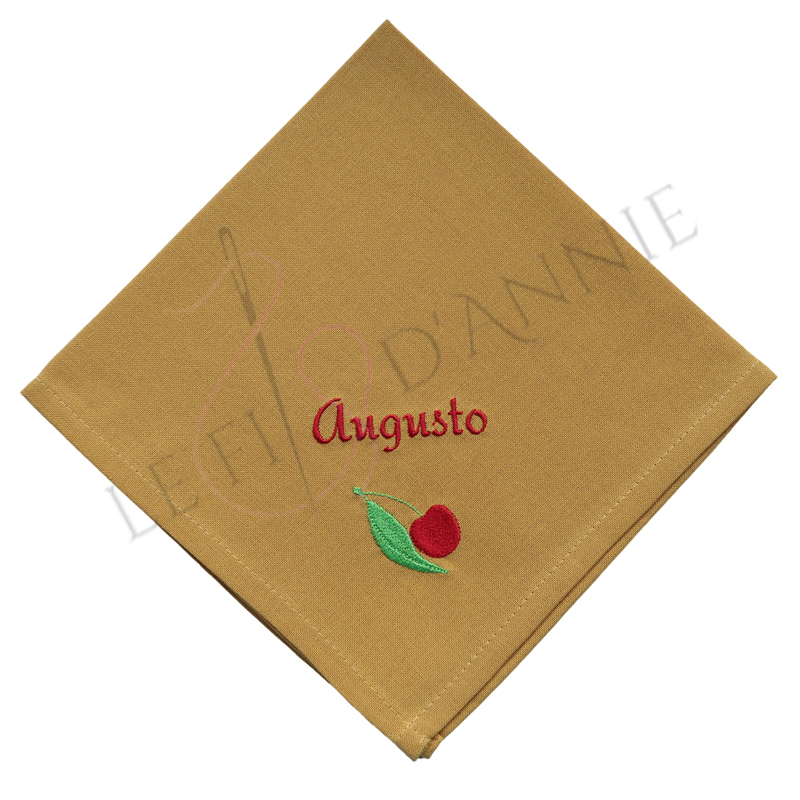 Serviette de table avec une cerise et un prénom brodé